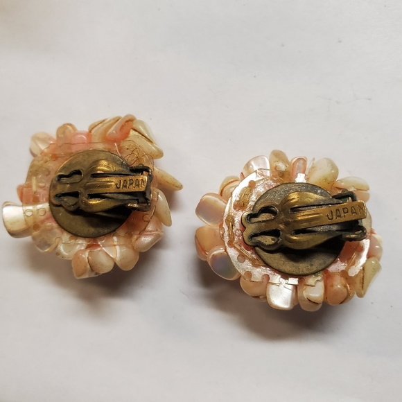 PINK MOTHER OF PEARL and Hand Painetd 1950's Clip earrings  Signed Japan - Picture 3 of 4